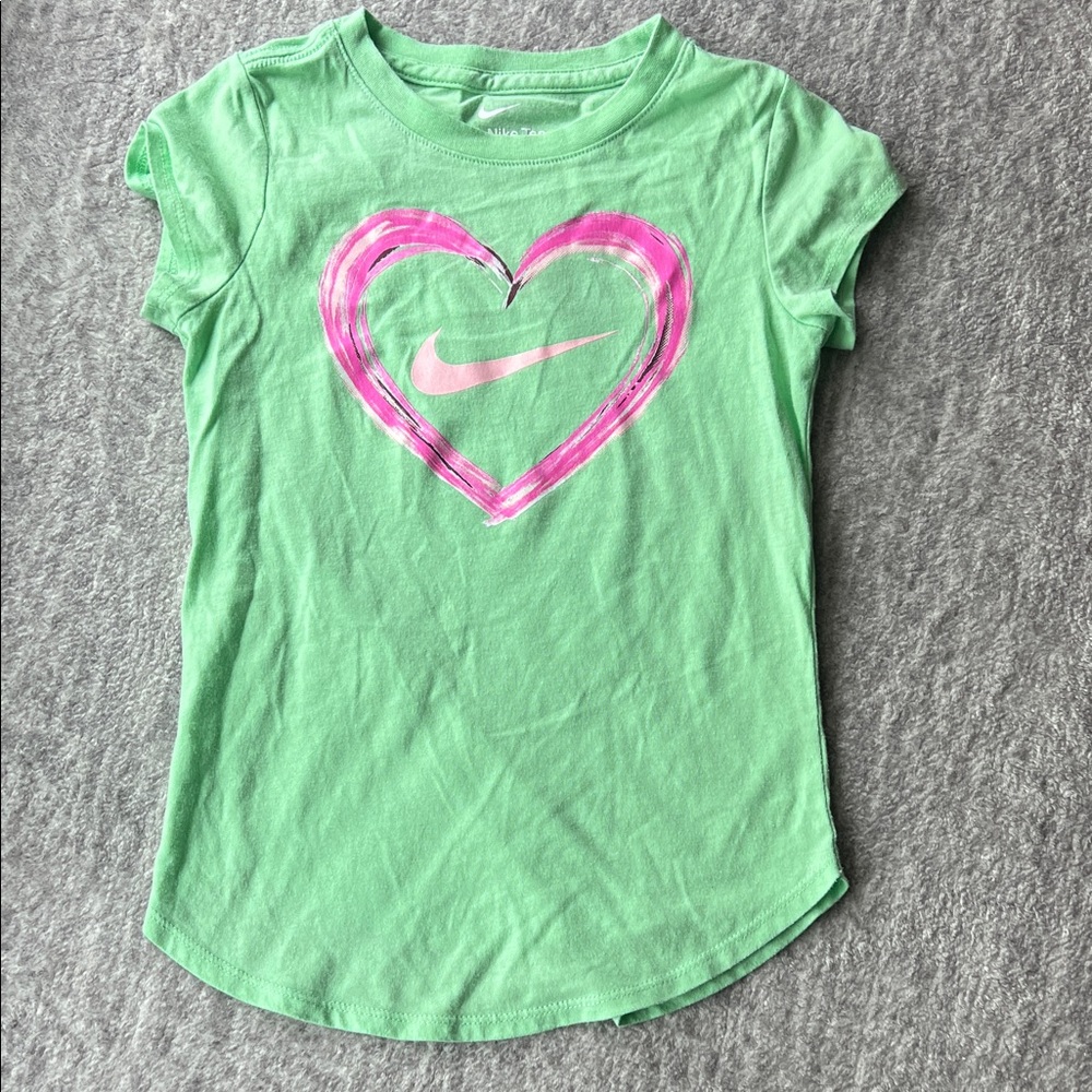 Nike Kids Tee in Green with Pink Heart